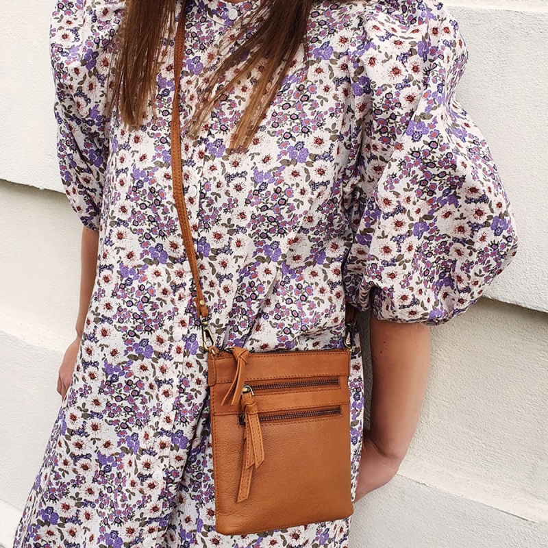 Rosa - Liten crossbody för mobil mm - Cognac skinn - Treats
