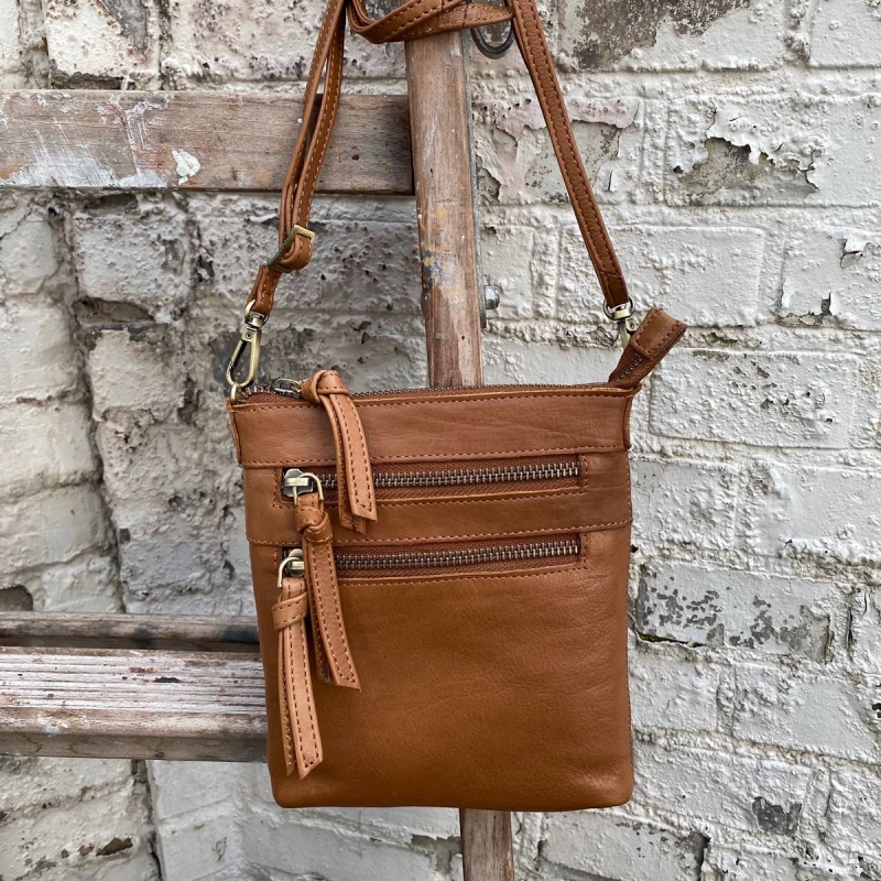 Rosa - Liten crossbody för mobil mm - Cognac skinn - Treats