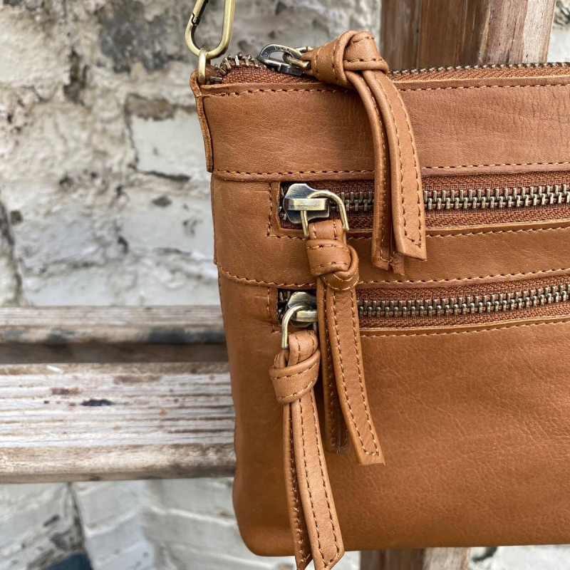 Rosa - Liten crossbody för mobil mm - Cognac skinn - Treats
