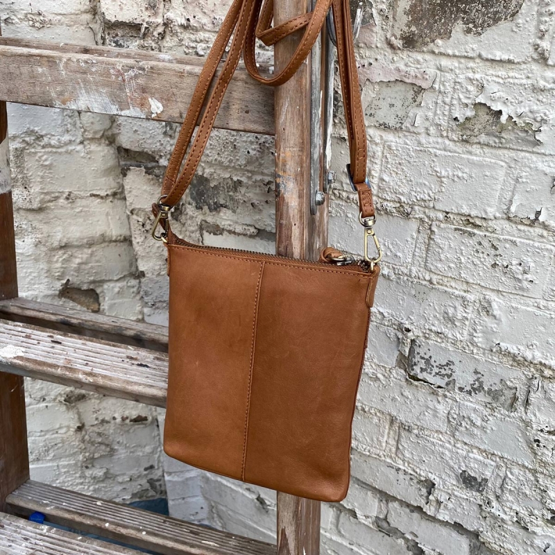 Rosa - Liten crossbody för mobil mm - Cognac skinn - Treats
