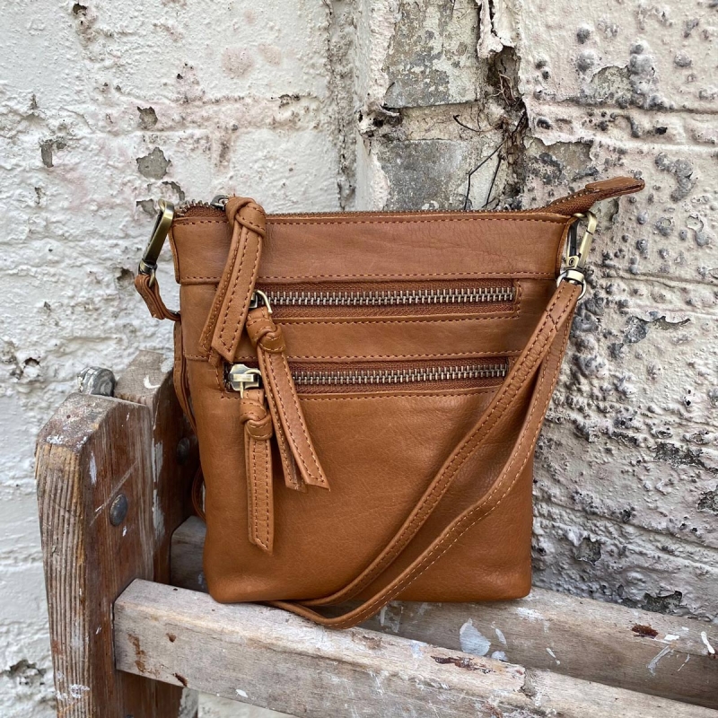Rosa - Liten crossbody för mobil mm - Cognac skinn - Treats