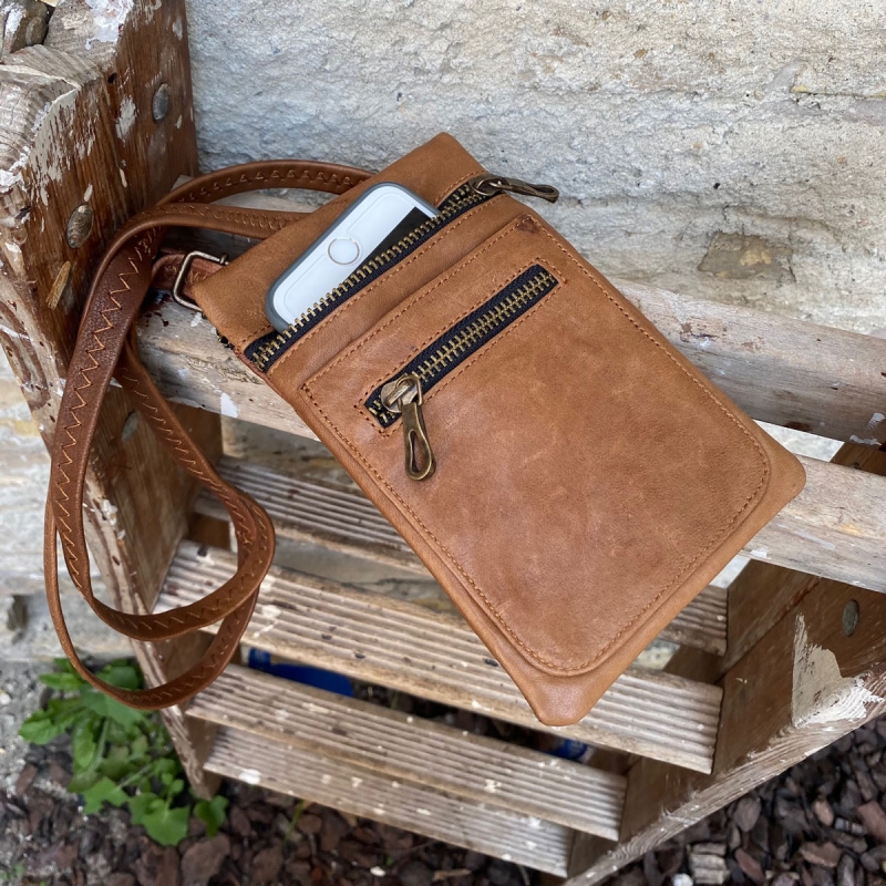 Cooper mobilhängare i cognacskinn - Rymmer mobil på 15x8 cm