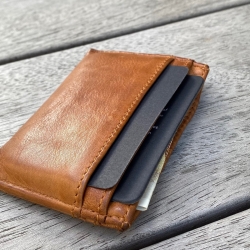 Shelby kortholder fra Montana  - Cognac bøffelskind - Freja skind