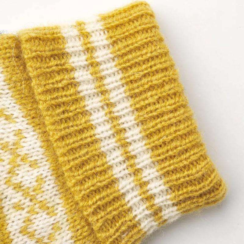 Isvik strikluffe - Hestra - Gul og offwhite - Freja skind