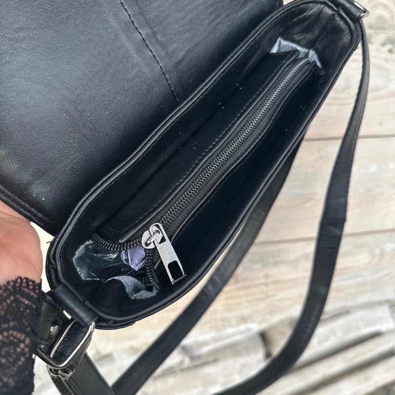 Ida axelväska med lock - Svart skinn - Freja Skind