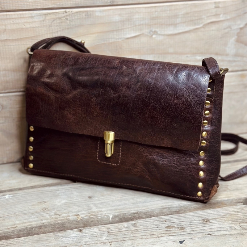 Crossbody-väska - Brun buffelskinn med nitar - Treats