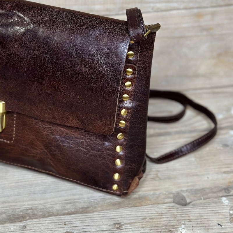 Crossbody-väska - Brun buffelskinn med nitar - Treats