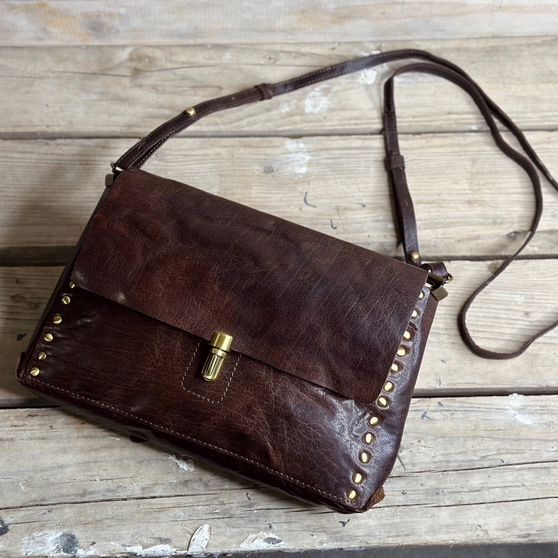 Crossbody-väska - Brun buffelskinn med nitar - Treats