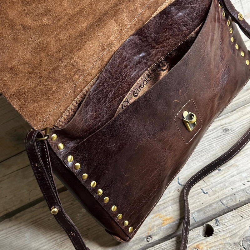 Crossbody-väska - Brun buffelskinn med nitar - Treats