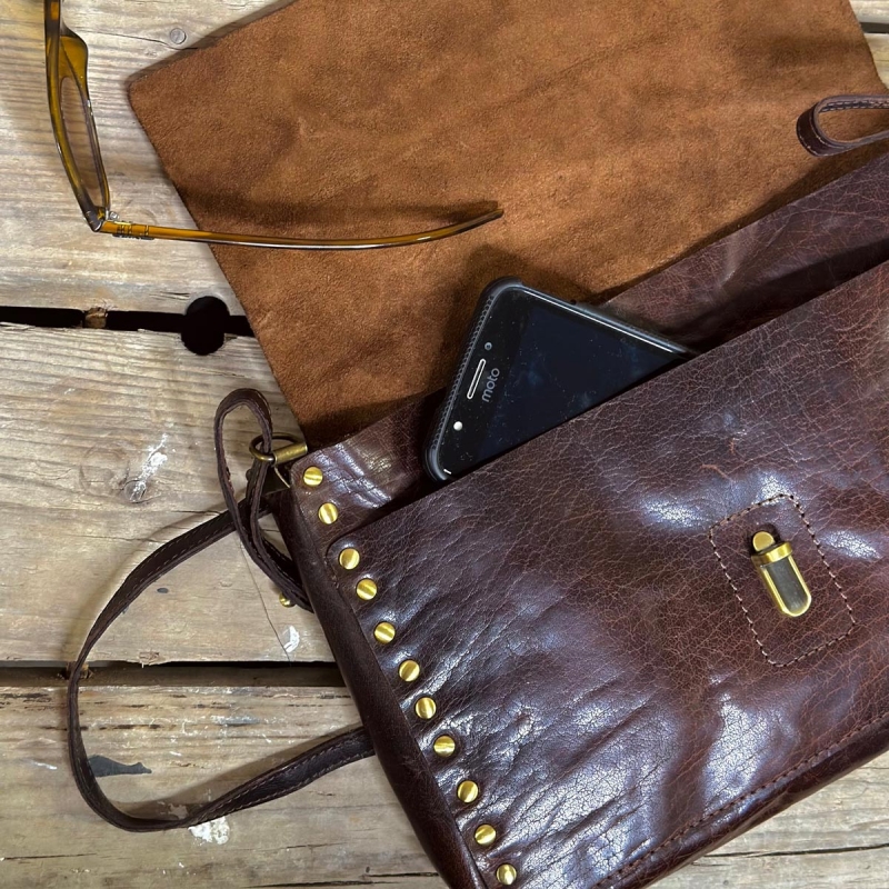 Crossbody-väska - Brun buffelskinn med nitar - Treats