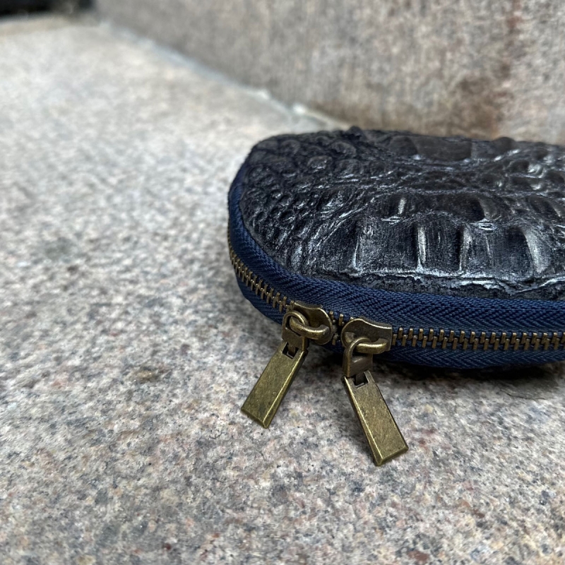 Blå skindpung i crocopræget skind - Treats