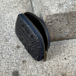 Blå skindpung i crocopræget skind - Treats