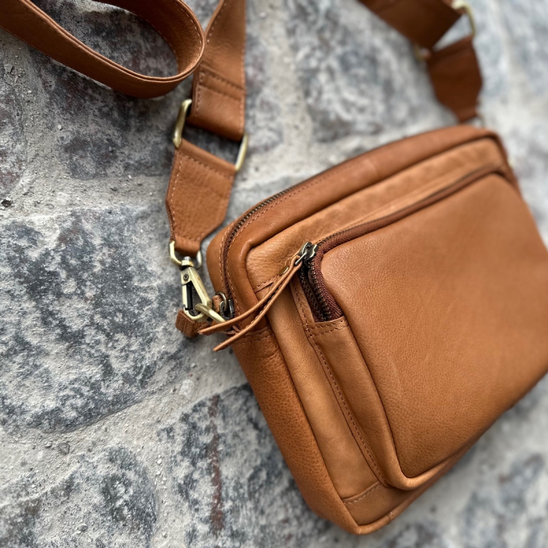 Cognac Wilma crossbody taske fra Treats - 282252 - Freja skind