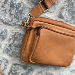 Wilma crossbody-väska i cognac kalvskinn från Treats