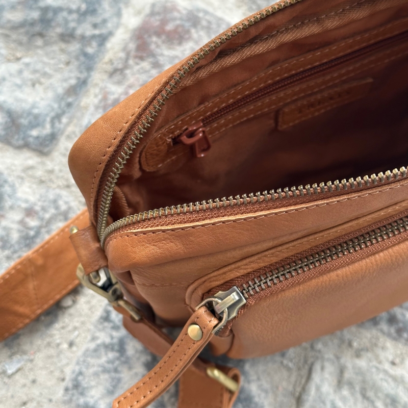 Wilma crossbody taske i cognac kalveskind fra Treats