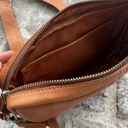 Cognac Wilma crossbody taske fra Treats - 282252 - Freja skind