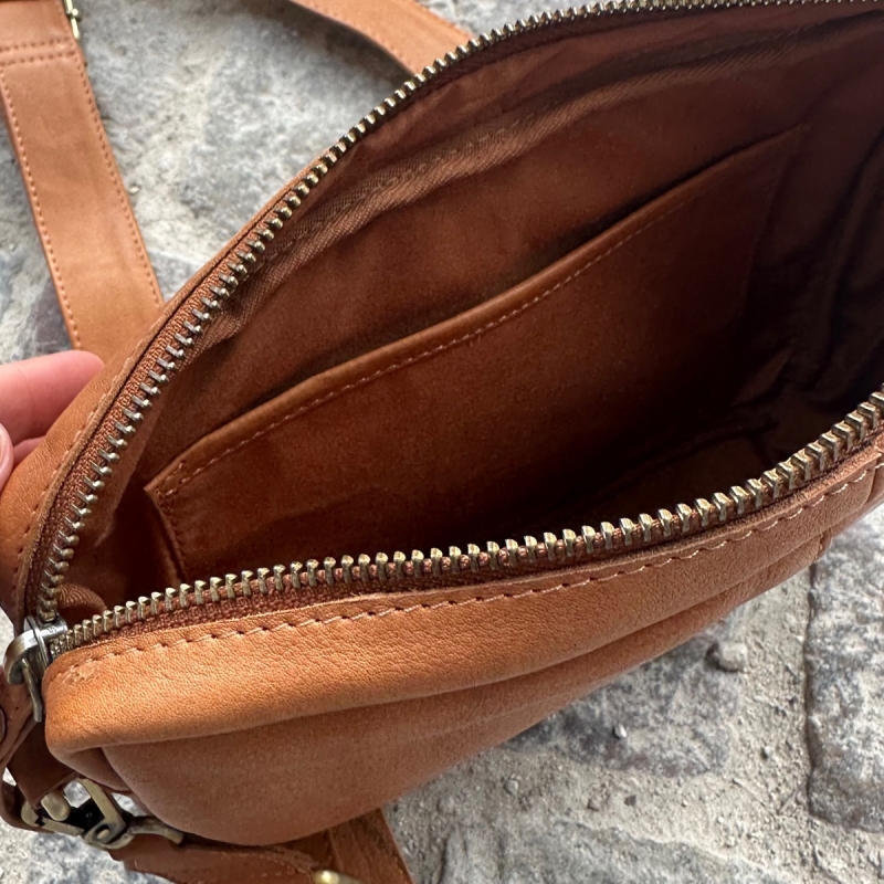 Cognac Wilma crossbody taske fra Treats - 282252 - Freja skind