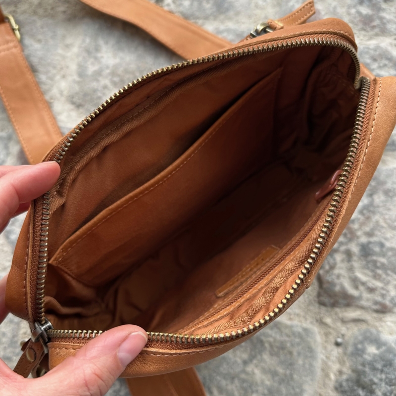 Cognac Wilma crossbody taske fra Treats - 282252 - Freja skind