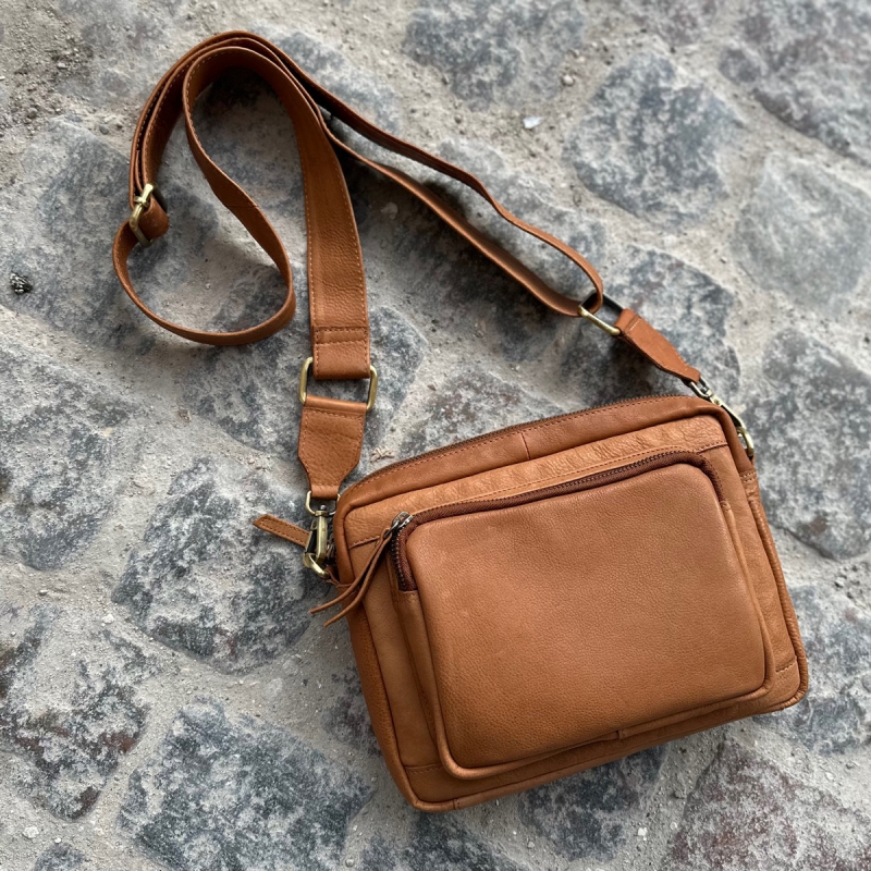 Cognac Wilma crossbody taske fra Treats - 282252 - Freja skind