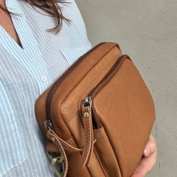 Cognac Wilma crossbody taske fra Treats - 282252 - Freja skind