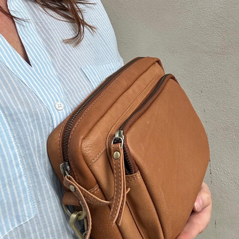 Cognac Wilma crossbody taske fra Treats - 282252 - Freja skind