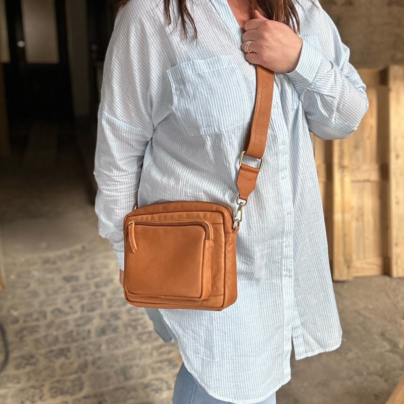 Cognac Wilma crossbody taske fra Treats - 282252 - Freja skind