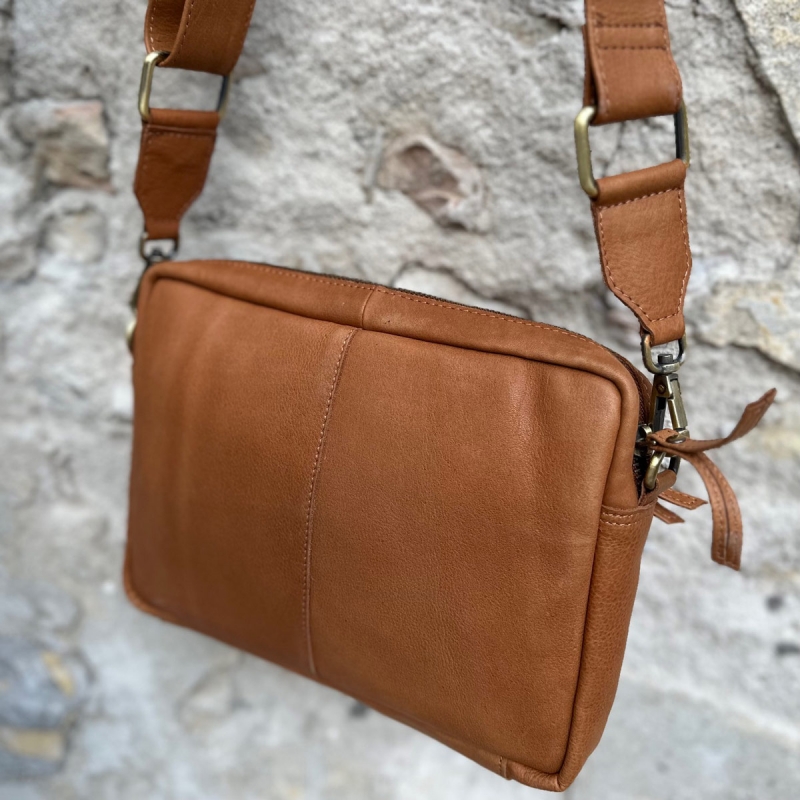Cognac Wilma crossbody taske fra Treats - 282252 - Freja skind