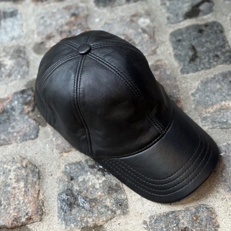 Skinnmössa - Dam - Svart lammskinn - Klassisk design - Freja Skind