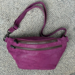 Sarah bæltetaske i lilla ruskind - aft rem - Freja skind