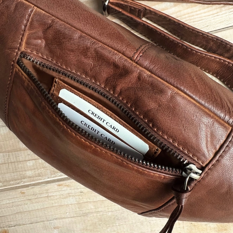 Vivian bumbag i blød skind - mørk cognac - Freja skind