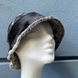 Sort dame bøllehat af kopels - Freja skind