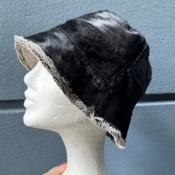 Sort dame bøllehat af kopels - Freja skind