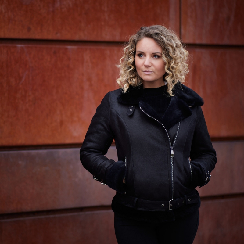 Kort sort dame rulamsjakke - Unik fra Freja skind. Foto kredit  : Getshot.dk Fotograf John Petersen.