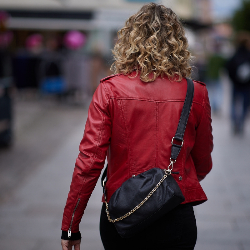 Layla Lay Lay crossbody-väska - Mjuk svart läder - Rem och kedja - Treats