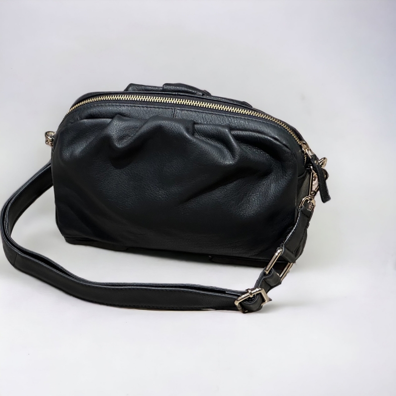 Layla Lay Lay crossbody-väska - Mjuk svart läder - Rem och kedja - Treats