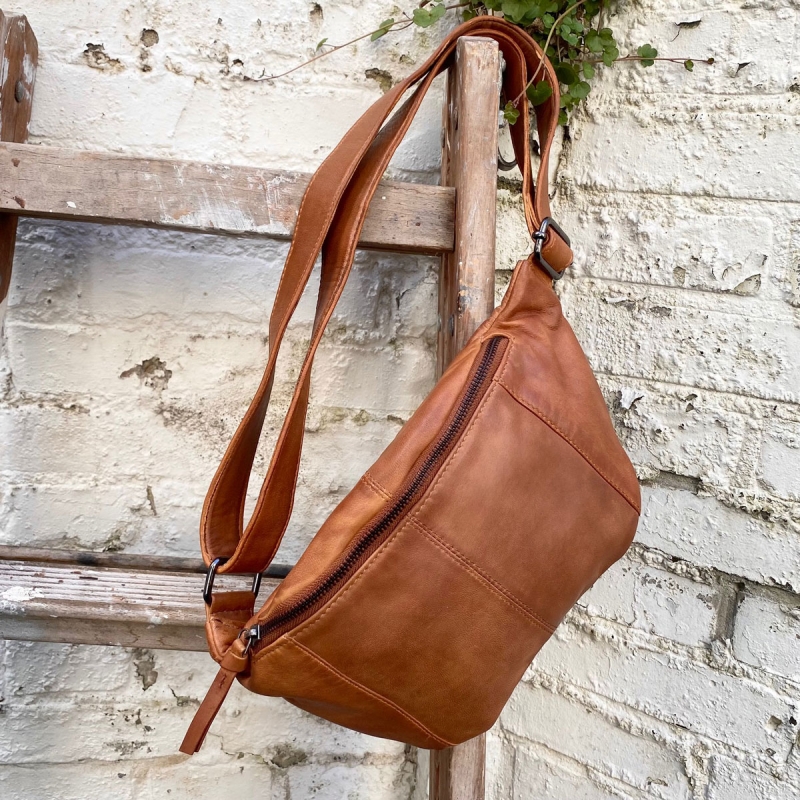 Silja bumbag i lys cognac blød lammeskind - Freja skind