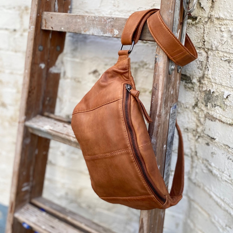 Silja bumbag i lys cognac blød lammeskind - Freja skind