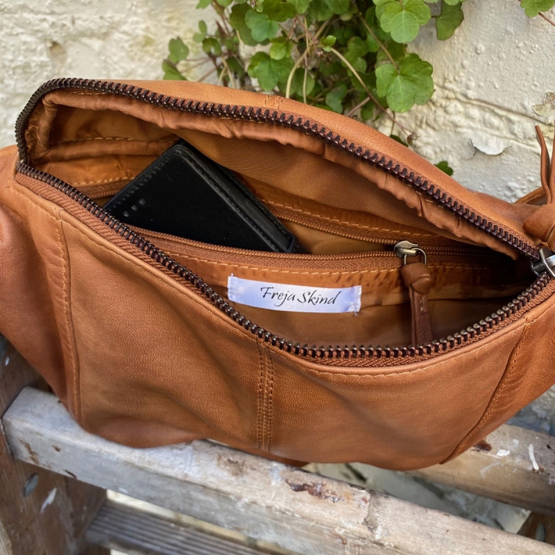 Silja bumbag i lys cognac blød lammeskind - Freja skind