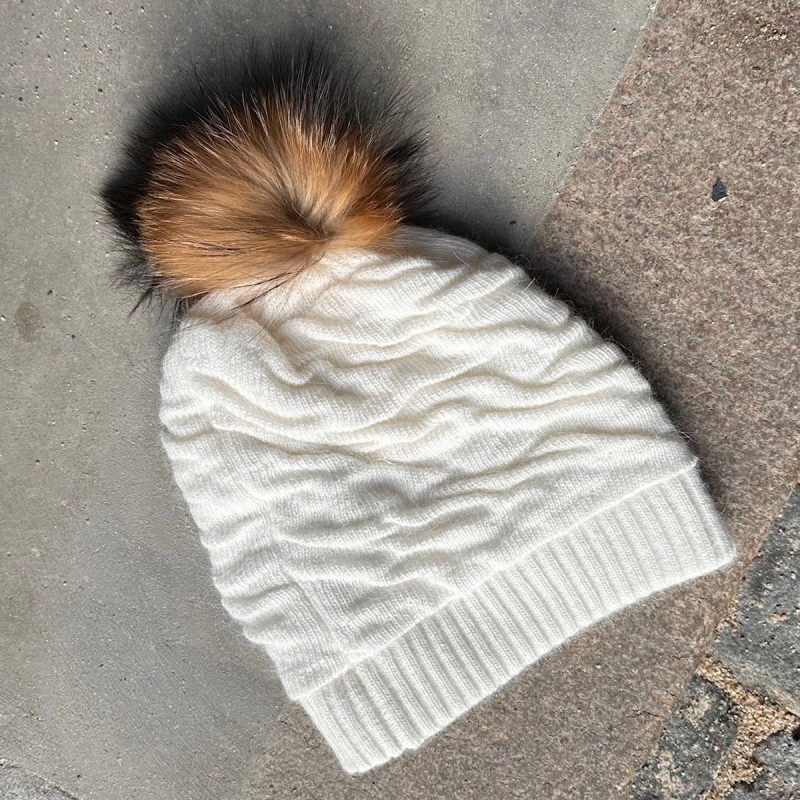 Stickad mössa med pälsboll - Krämvit - Dam - Cashmere, Angora och ull
