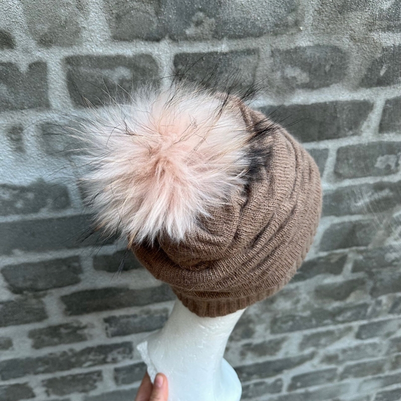 Taupe dame strikhue med kvast - Blød og varm - Freja skind