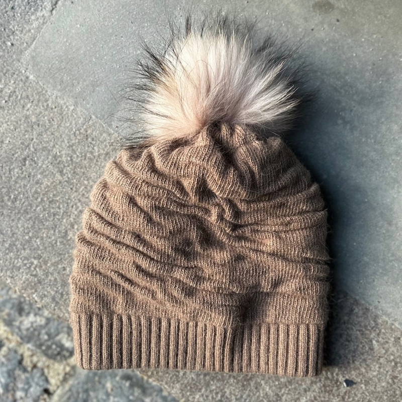 Taupe dame strikhue med kvast - Blød og varm - Freja skind