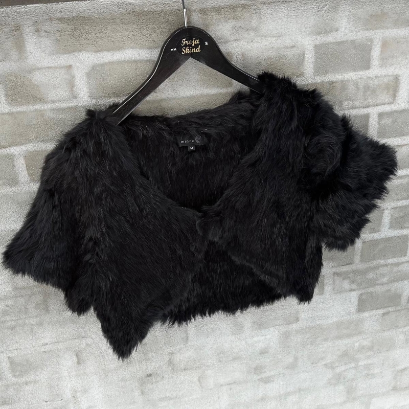 Sort Minna sjælevarmer af strikket kanin - Freja skind