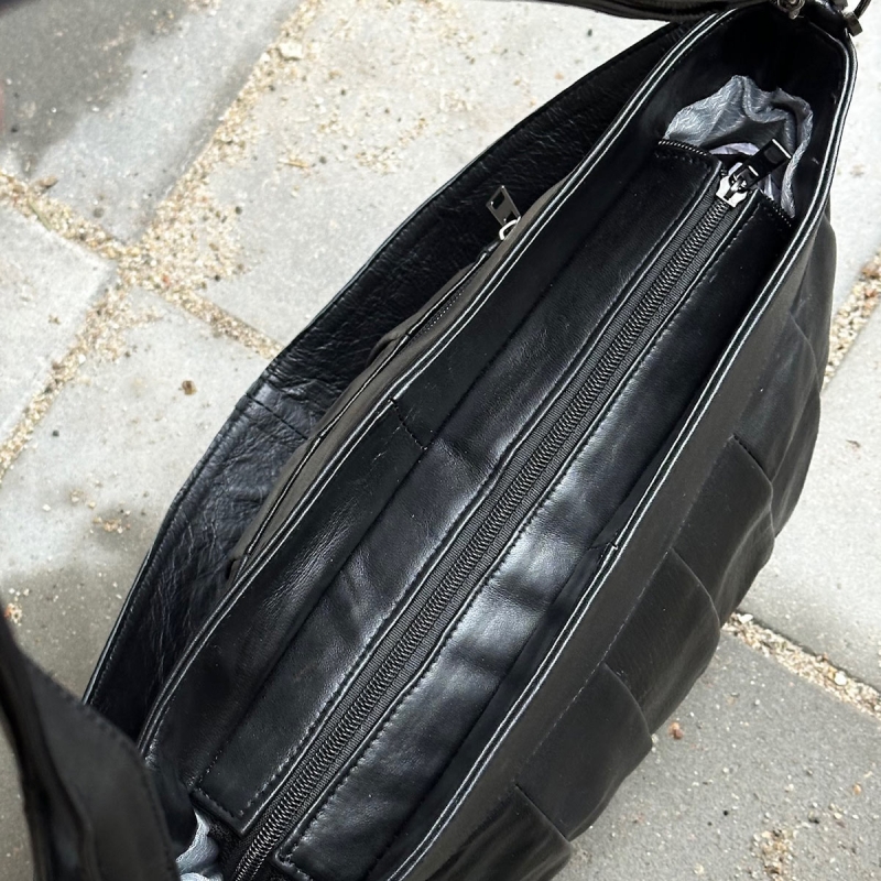 Sort Henny dametaske - Blød sort lammeskind - Rummelig - Freja skind