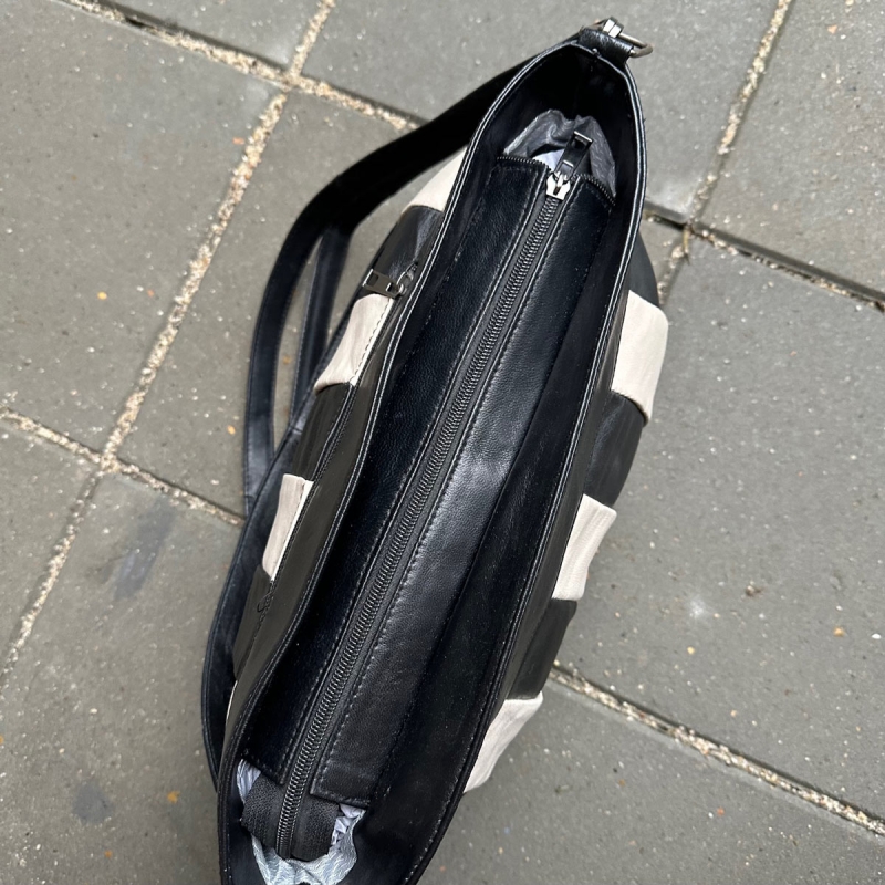 Sort og hvid Henny dametaske - Blød lammeskind - Rummelig - Freja skind