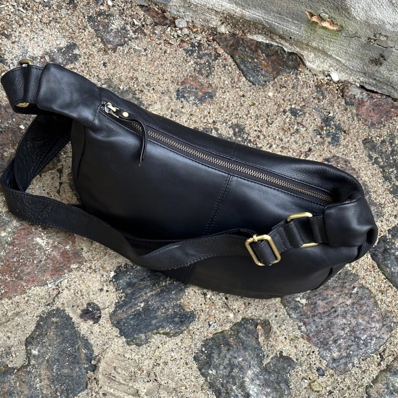 Feline crossbody väska i mjukt svart skinn - Dam - Treats