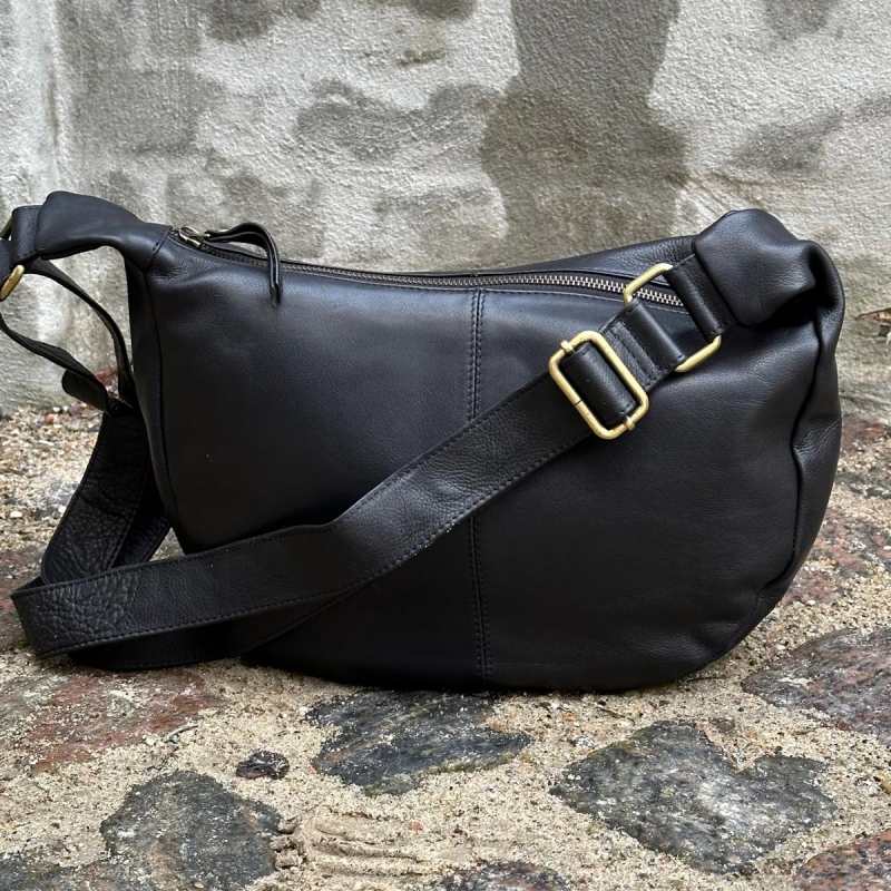 Feline crossbody väska i mjukt svart skinn - Dam - Treats