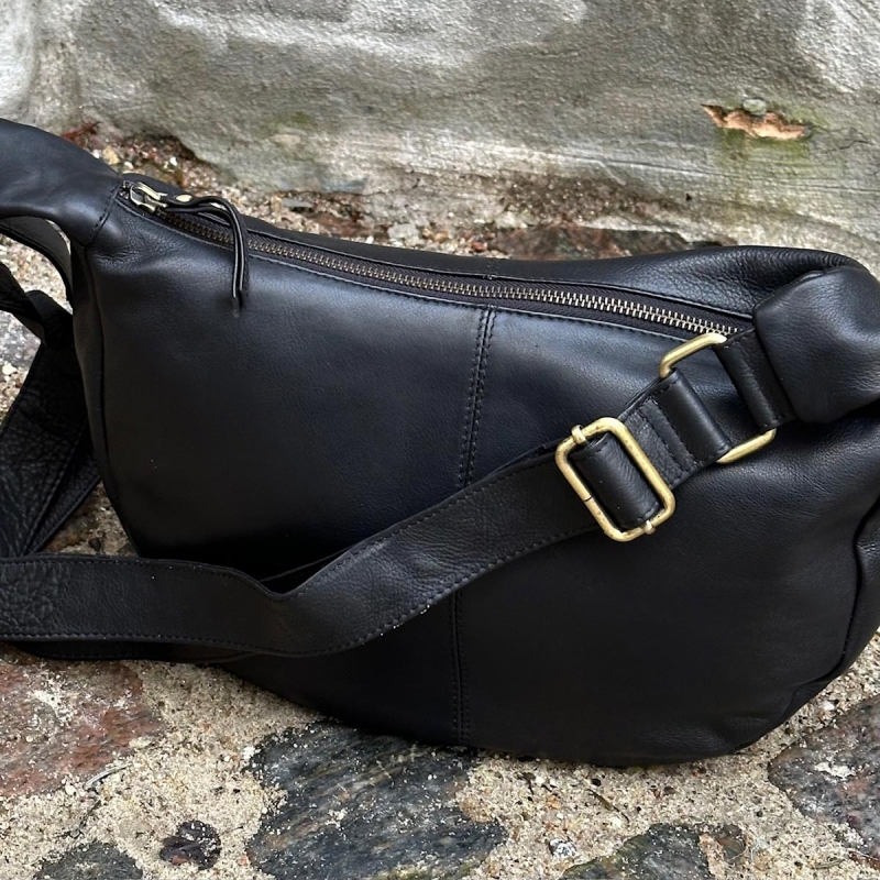 Feline crossbody väska i mjukt svart skinn - Dam - Treats