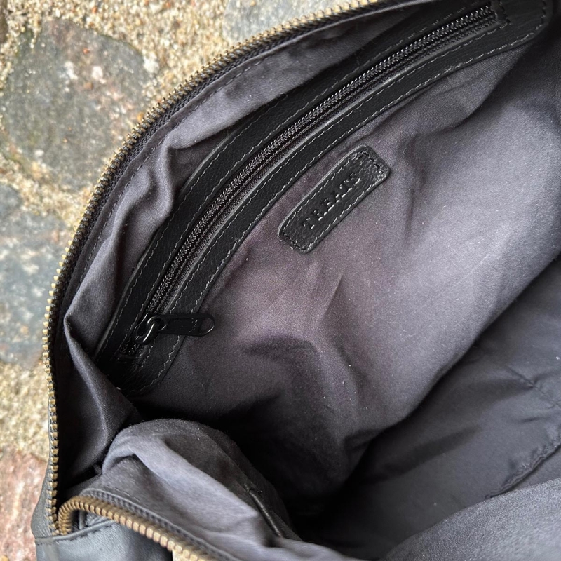 Feline crossbody väska i mjukt svart skinn - Dam - Treats
