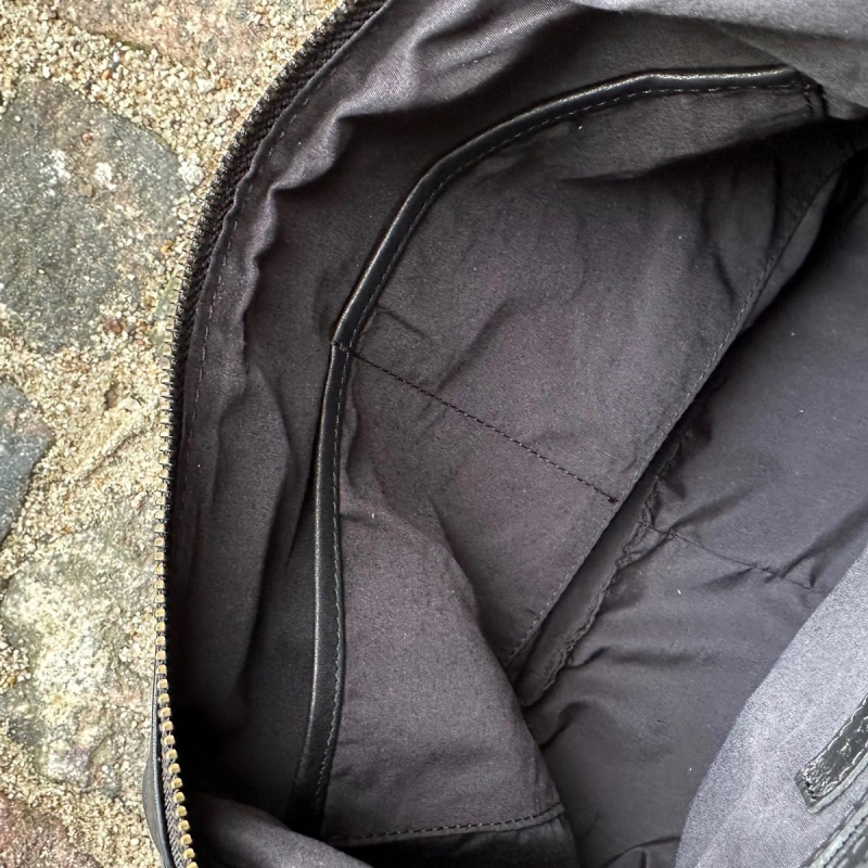 Feline crossbody väska i mjukt svart skinn - Dam - Treats