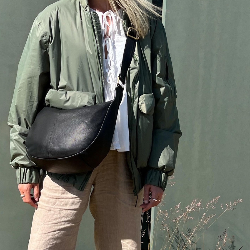 Feline crossbody väska i mjukt svart skinn - Dam - Treats